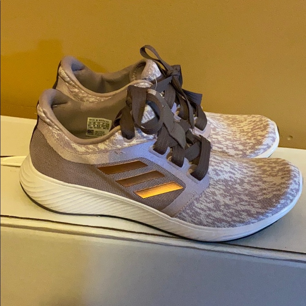 NWT Women's Edge Lux 3 Running Shoe - size 9.5